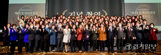 9일 오후 노보텔 앰배서더 수원에서 열린 ‘한국여성경제인협회 경기지회 지회장 이·취임식’에서 송영미 신임 경기지회장과 안민석·백혜련·홍기원 국회의원, 장현국 경기도의회 의장, 한대희 군포시장, 이정한 한국여성경제인협회장, 최명옥 제9대 경기지회장, 이민우 경기신용보증재단 이사장, 백운만 경기지방중소벤처기업청장 등이 기념촬영을 하고 있다. 윤원규기자