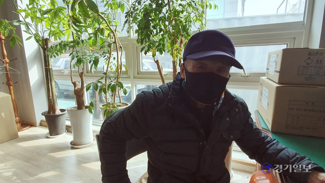 ▲ 6.25전쟁 때 본관 건물 공사에 참여했던 남양3리 주민 홍영표씨가 등에 지게 지고 석산에서 돌을 날랐던 과거를 회상하고 있다.