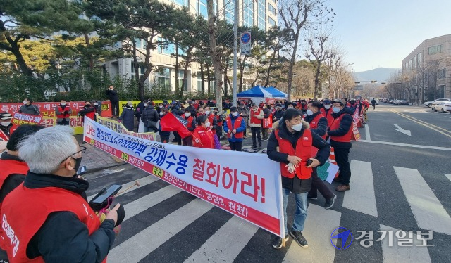 화성진안신도시 비상대책위원회가 10일 성남시 분당구 LH 경기지역본부 앞에서 화성진안공공주택지구 개발 무효를 요구하는 집회를 하고 있다. 김영호기자