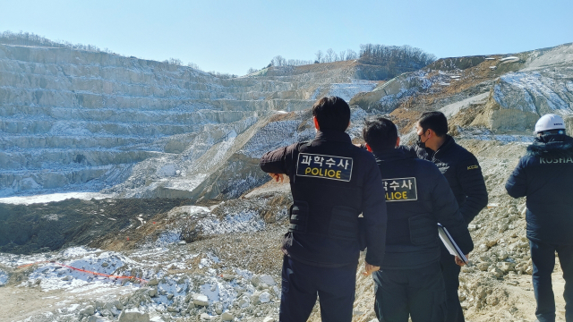3일 오후 양주시 삼표산업 채석장 붕괴·매몰사고 현장에서 경찰이 합동 감식을 하고 있다. 연합뉴스