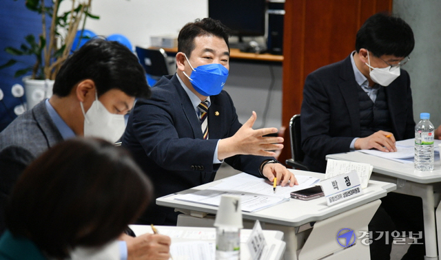 14일 더불어민주당 경기도당에서 열린 대선·지선 기자간담회에서 박정 꿀벌선대위 상임선대위원장이 발언하고 있다. 김시범기자
