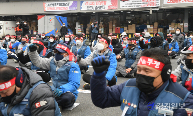 전국택배노동조합 CJ대한통운본부가 택배 노동자 과로사 방지를 위한 사회적 합의 이행을 촉구하며 무기한 총파업을 시작한 28일 오전 광주시 CJ대한통운 성남터미널에서 조합원들이 구호를 외치고 있다.조주현기자<br>