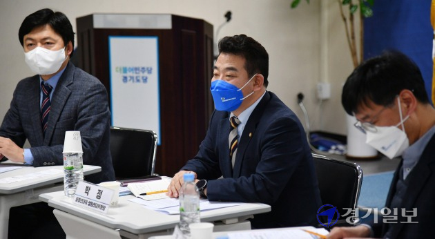 14일 더불어민주당 경기도당에서 열린 대선·지선 기자간담회에서 박정 꿀벌선대위 상임선대위원장이 발언하고 있다. 김시범기자