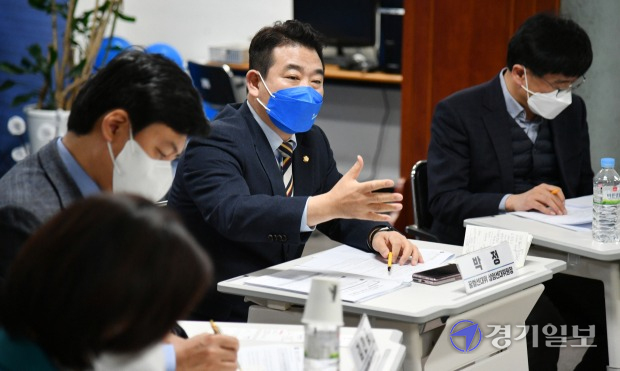 14일 더불어민주당 경기도당에서 열린 대선·지선 기자간담회에서 박정 꿀벌선대위 상임선대위원장이 발언하고 있다. 김시범기자