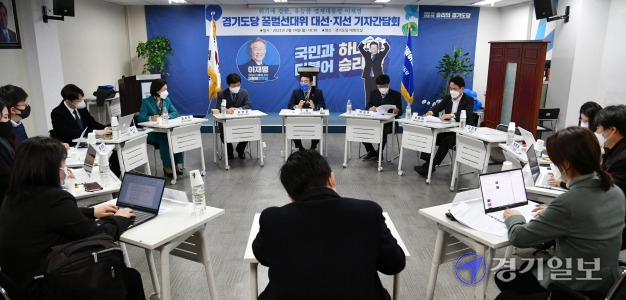 14일 더불어민주당 경기도당에서 열린 대선·지선 기자간담회에서 박정 꿀벌선대위 상임선대위원장이 발언하고 있다. 김시범기자