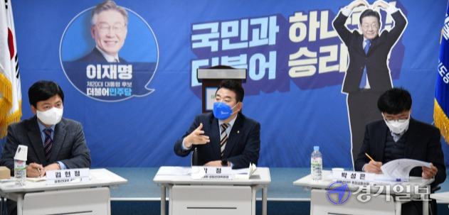14일 더불어민주당 경기도당에서 열린 대선·지선 기자간담회에서 박정 꿀벌선대위 상임선대위원장이 발언하고 있다. 김시범기자
