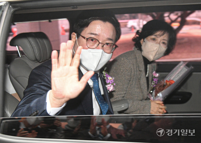 염태영 수원특례시장이 14일 오후 시청 대강당에서 열린 퇴임식을 마친 뒤, 차량에 올라 시청사를 나서고 있다.조주현기자