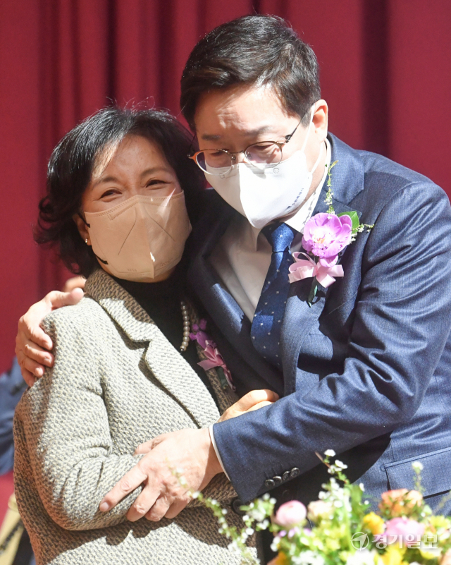 염태영 수원특례시장이 14일 오후 시청 대강당에서 열린 퇴임식에서 부인 강옥형 여사와 포옹하고 있다.조주현기자
