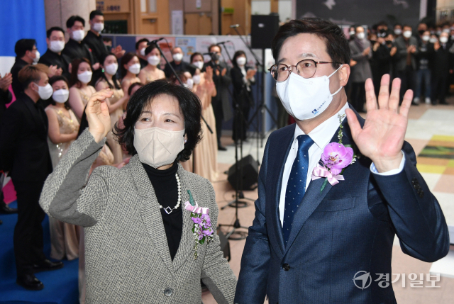 염태영 수원특례시장과 부인 강옥형 여사가 14일 오후 퇴임식을 마친 뒤, 환송식에 앞서 환송하는 공직자와 시민에게 손을 들어 인사하고 있다.조주현기자