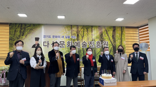 14일 남양주시 다산동에서 열린 ‘남양주사무소 개소식’에서 이효상 다산문화예술진흥원 원장 등 관계자들이 기념촬영을 하고 있다.