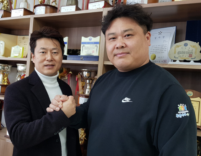 ‘씨름 메카’ 수원시의 씨름 발전을 위해 의기투합한 40년 지기 전진수 수원시씨름협회 수석부회장(왼쪽)과 이충엽 수원시청 감독.