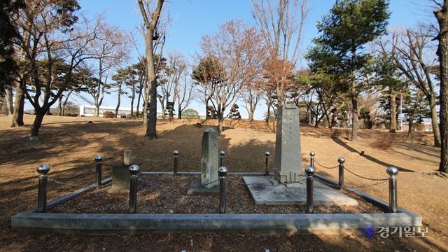 ▲ 본관 앞마당 정원에 세워져 있는 '권업모범장' 표석.