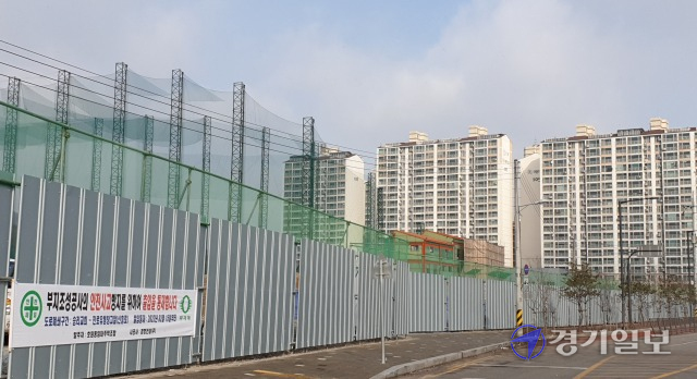 의정부시 호원동 민간임대주택 공급촉진지구에 들어설 일부 아파트 높이가 일조권 피해를 주장하는 인근 주민 반발로 애초 31~33층에서 24~26층으로 낮아진다. 해당 아파트가 들어설 공급촉진지구에 펜스가 세워져 있다. 김동일기자