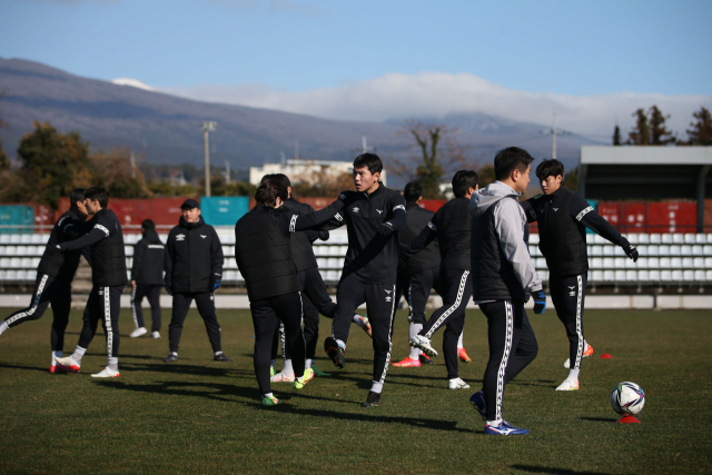 제주 서귀포시민축구장에서 전지훈련 중인 성남FC 선수들이 본격 훈련에 앞서 몸을 풀고 있다. 한국프로축구연맹 제공