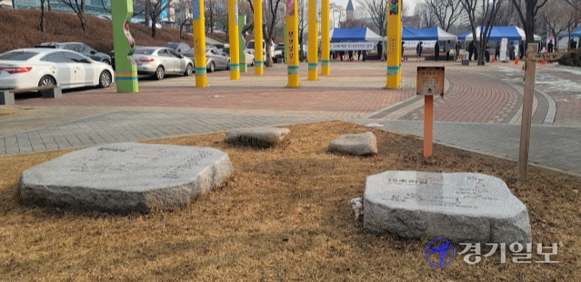 평택시가 시청사 주차장 증설 예정지에 걷기여행길 ‘평택섶길’ 표지석이 있는데도 일방적으로 철거통보를 내려 논란이다. 사진은 평택시청 광장에 설치된 평택섶길 종합안내 표지석. 안노연기자
