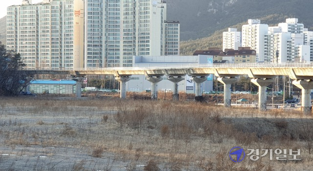 의정부시가 추진 중인 신곡 체육공원 민간공원조성 특례사업이 순항하고 있다. 사진은 신곡 체육공원 민간공원 조성부지 전경. 김동일기자