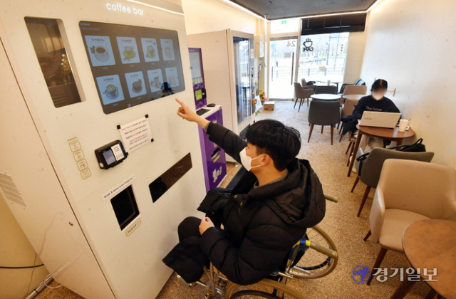 카페, 패스트푸드점 등에 설치된 주문용 무인단말기의 상당수가 장애인이 사용하기에 불편한 것으로 나타났다. 16일 오전 수원시내 한 무인카페에서 경기일보 김정규 기자가 휠체어에 탄 채 무인단말기를 이용해 보고 있다. 김시범기자