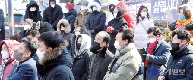 제20대 대통령선거 공식 선거운동 이틀째인 16일 오전 매서운 한파 속에 시흥시 삼미시장 인근에서 진행된 한 정당 지원유세 현장에서 방한복으로 무장한 유권자들이 후보 지지 연설을 경청하고 있다. 조주현기자