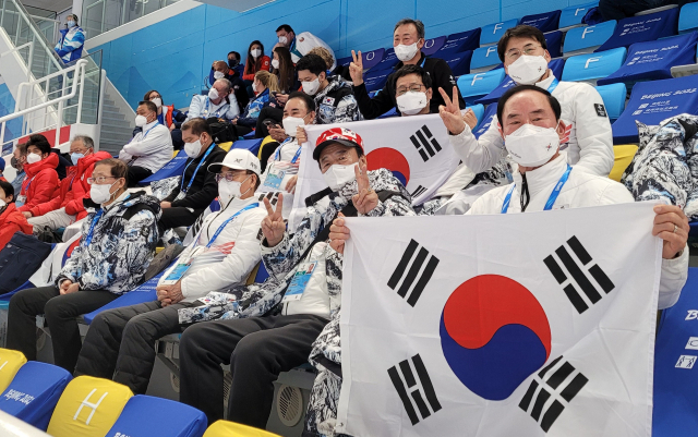 16일 밤 중국 베이징 캐피털 실내경기장에서 열린 쇼트트랙 경기장을 찾은 대한민국 선수단 지원단장인 이원성 경기도체육회장(오른쪽)이 선수단을 응원하고 있다.경기도체육회 제공