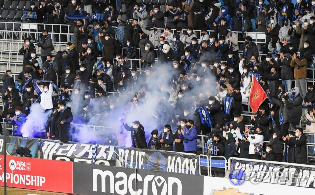 19일 오후 인천축구전용경기장에서 열린 '하나원큐 K리그1 홈 개막전'에서 인천유나이티드 서포터즈 '파랑검정' 등 팬들이 방역수칙을 지키며 '무함성 응원전'을 펼치고 있다. 장용준기자