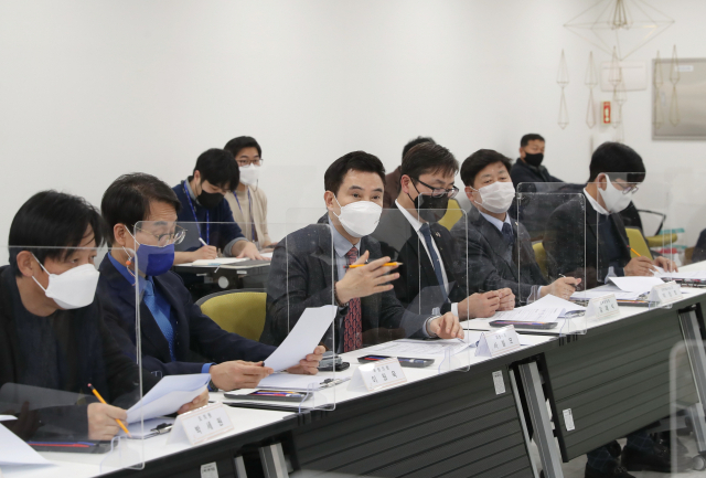 지난 18일 다원이음터 대강의실에서 열린 TF팀 회의에서 (왼쪽 두번째부터) 이원욱 국회의원과 서철모 화성시장이 의견을 제시하고 있다. 화성시 제공