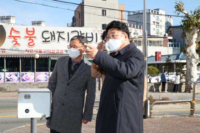 엄태준 이천시장이 시 관계자와 함께 교통체증 발생 현장을 찾아 확인하고 있다.