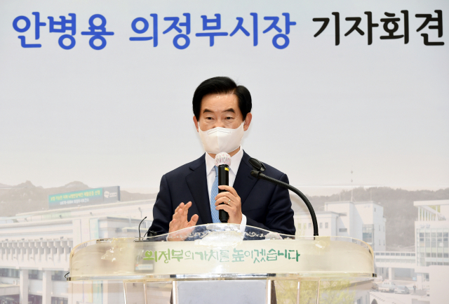 안병용 시장이 21일 교육감 불출마 기자회견을 하고 있다.