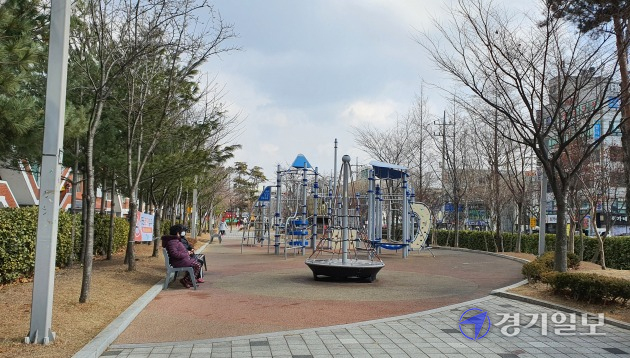 부천시가 공영주차장 부족으로 불편을 겪는 약대·삼정동 주민들을 위해 신흥시장 공영주차장을 착공한다. 사진은 약대동 억새어린이공원 전경.김종구기자