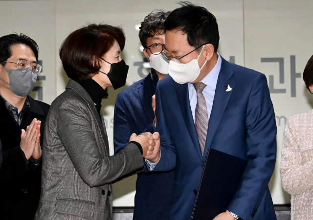 21일 인천 서구 국립환경과학원에서 열린 '글로벌 종합환경산업연구단지 조성 협약식'에서 한정애 환경부장관(왼쪽에서 두번째)과 박남춘 인천시장이 인사를 하고 있다. 인천시 제공