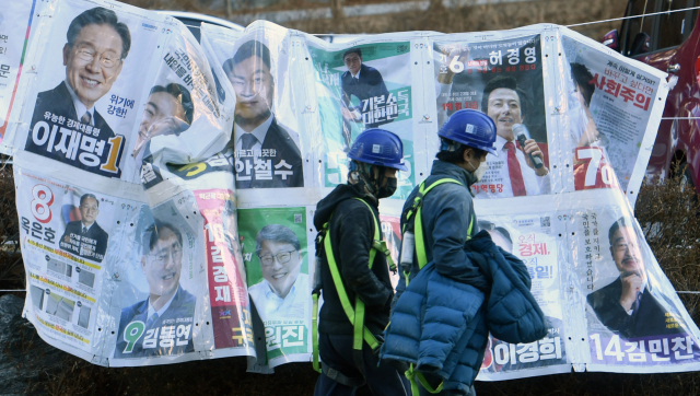 21일 오후 수원특례시 팔달구 인계예술공원 앞에 게시된 제20대 대선 선거벽보가 강한 바람에 훼손돼 있다.조주현기자