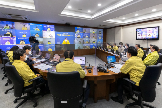 23일 오전 오병권 경기도지사 권한대행이 도내 31개 시·군 부단체장, 경기연구원 및 한국은행 관계자 등과 ‘우크라이나 사태 관련 긴급 상황점검 영상회의’를 열고 대응 방안 등을 논의하고 있다. 경기도 제공