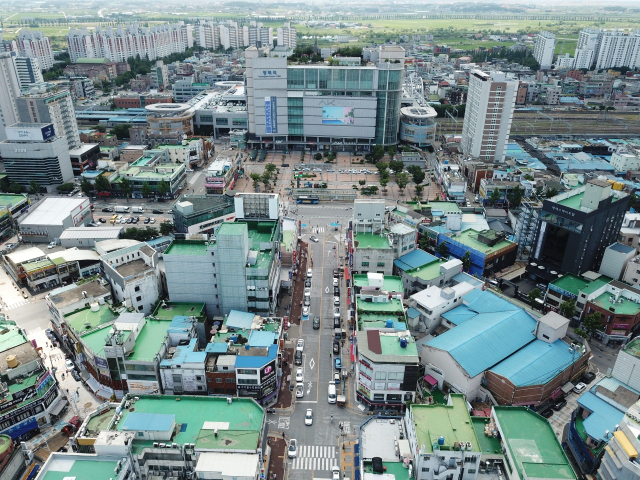 평택시는 최근 성매매집결지 민간개발 추진과 평택역 광장 복합문화공간 조성 등을 담은 평택역 주변 정비방안을 수립했다. 사진은 평택역 광장 전경. 평택시 제공