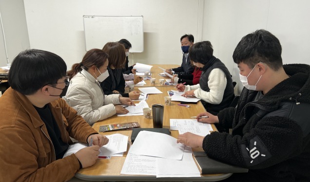 23일 수원특례시 팔달구 한 서점에서 열린 더불어민주당 김준혁 한신대 교수의 학부모 간담회 모습. 김준혁 교수 제공