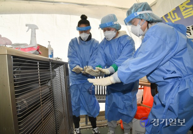 수도권에 한파가 계속된 23일 오후 광명시 스피돔 코로나19 임시선별검사소에서 의료진 등 현장근로자들이 강추위 속에 난로에 몸을 녹이며 고군분투 하고 있다.조주현기자