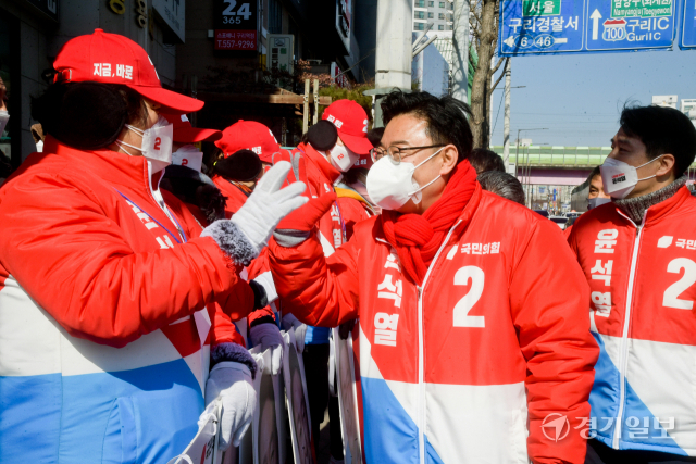 국민의힘 김성원 경기도당 위원장이 23일 오전 구리전통시장 앞에서 선거운동원을 격려하고 있다. 윤원규기자