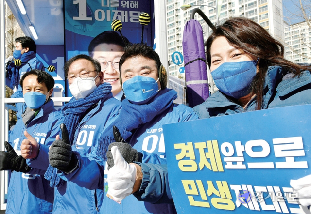 더불어민주당 박정 경기도당위원장과 김태년·이탄희 의원 등이 23일 오후 용인시 동백동 한 거리에서 이재명 대선 후보 지원 유세를 펼치고 있다.  김시범기자