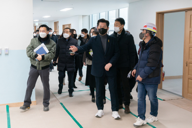 인천시의회 교육위원회 서정호 부위원장 등이 최근 다음달 개교를 앞둔 연수구와 서구의 유치원과 학교들을 둘러보며 준비상황을 점검하고 있다. 인천시의회 제공