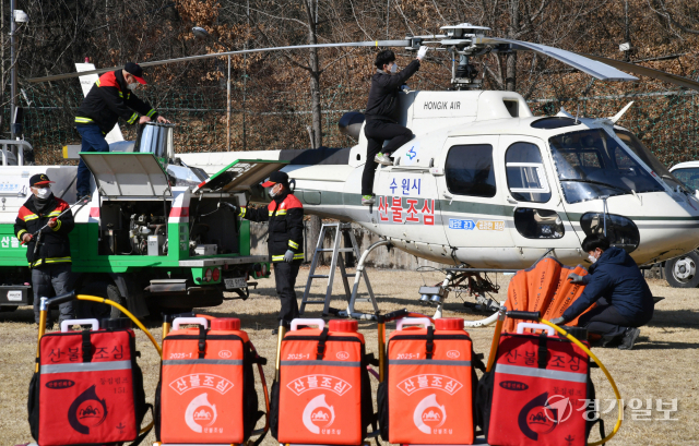 전국 곳곳에서 산불이 발생하고 있는 가운데 24일 오후 수원특례시 장안구 산불진화헬기 임시계류장에서 산불감시원들이 산불 진화장비를 점검하고 있다. 김시범기자