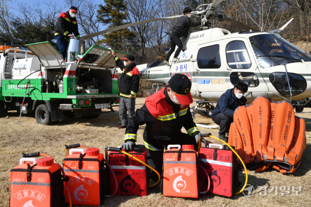 전국 곳곳에서 산불이 발생하고 있는 가운데 24일 오후 수원특례시 장안구 산불진화헬기 임시계류장에서 산불감시원들이 산불 진화장비를 점검하고 있다. 김시범기자