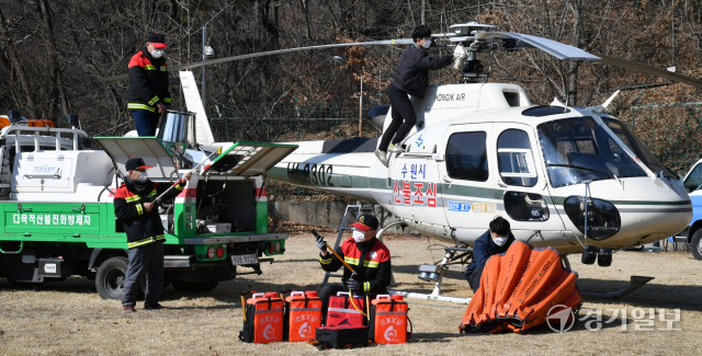 전국 곳곳에서 산불이 발생하고 있는 가운데 24일 오후 수원특례시 장안구 산불진화헬기 임시계류장에서 산불감시원들이 산불 진화장비를 점검하고 있다. 김시범기자