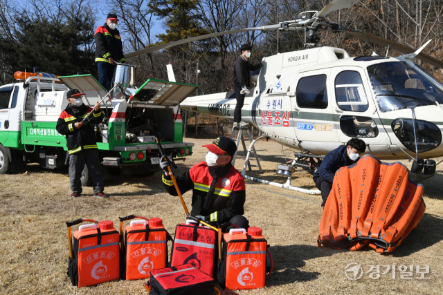 전국 곳곳에서 산불이 발생하고 있는 가운데 24일 오후 수원특례시 장안구 산불진화헬기 임시계류장에서 산불감시원들이 산불 진화장비를 점검하고 있다. 김시범기자