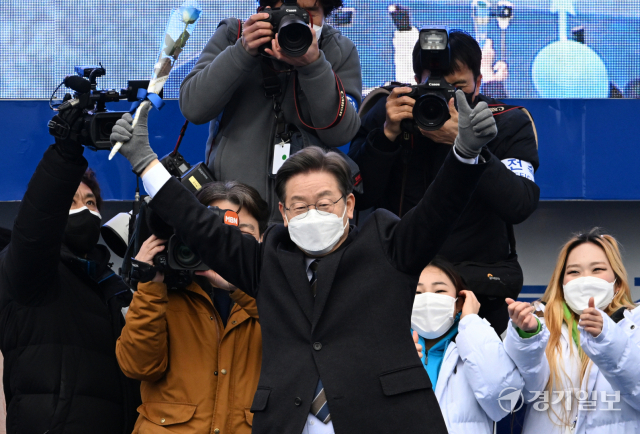 더불어민주당 이재명 대선 후보가 26일 오후 고양시 일산문화공원에서 열린 집중유세에서 지지를 호소하고 있다.조주현기자