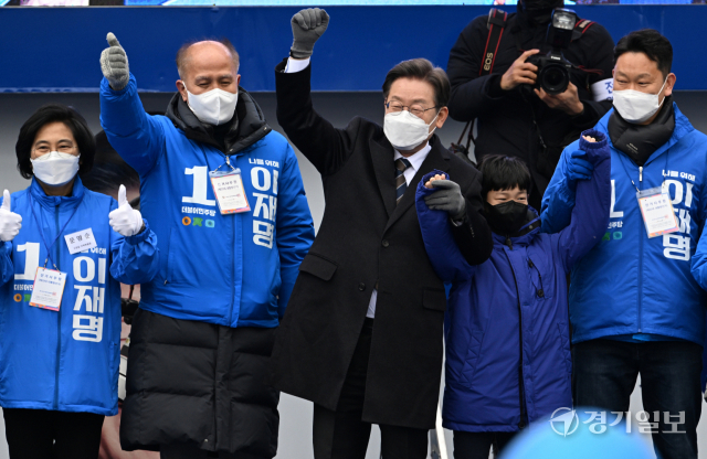 더불어민주당 이재명 대선 후보가 26일 오후 고양시 일산문화공원에서 열린 집중유세에서 지지를 호소하고 있다.조주현기자