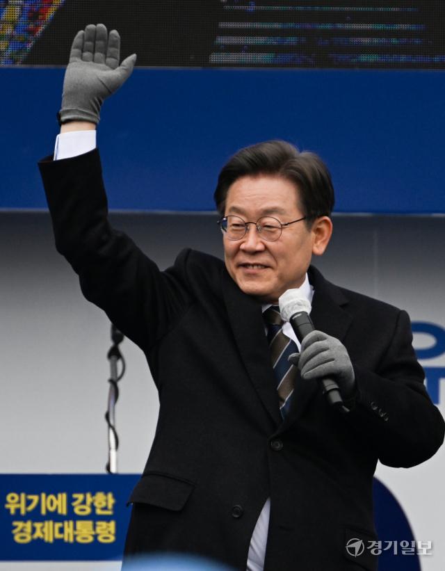 더불어민주당 이재명 대선 후보가 26일 오후 고양시 일산문화공원에서 열린 집중유세에서 지지를 호소하고 있다.조주현기자