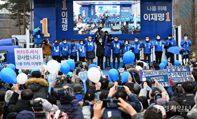 더불어민주당 이재명 대선 후보가 26일 오후 고양시 일산문화공원에서 열린 집중유세에서 지지를 호소하고 있다.조주현기자