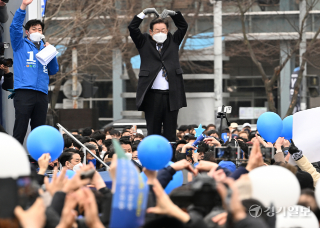 더불어민주당 이재명 대선 후보가 26일 오후 고양시 일산문화공원에서 열린 집중유세에서 지지를 호소하고 있다.조주현기자