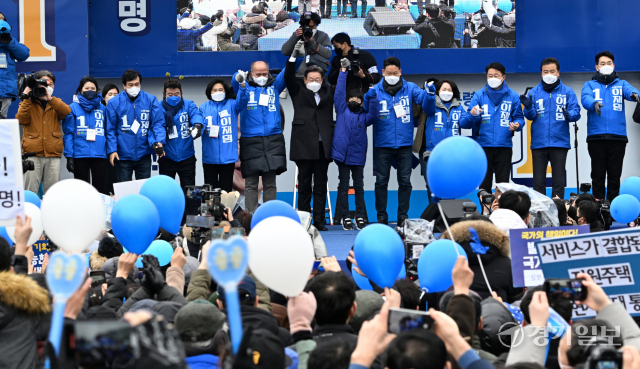 더불어민주당 이재명 대선 후보가 26일 오후 고양시 일산문화공원에서 열린 집중유세에서 지지를 호소하고 있다.조주현기자