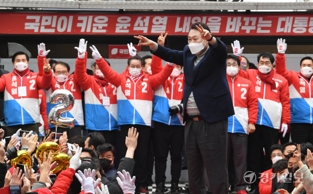 국민의힘 윤석열 대선 후보가 윤석열 26일 오후 인천 부평구 부평 문화의거리 집중유세에서 지지를 호소하고 있다. 장용준기자