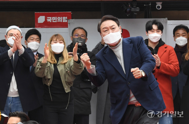 국민의힘 윤석열 대선 후보가 윤석열 26일 오후 인천 부평구 부평 문화의거리 집중유세에서 지지를 호소하고 있다. 장용준기자