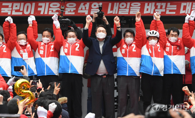 국민의힘 윤석열 대선 후보가 윤석열 26일 오후 인천 부평구 부평 문화의거리 집중유세에서 지지를 호소하고 있다. 장용준기자